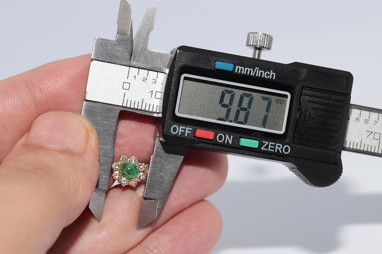 Vintage CIRCA 1990er 18k Gold Natürlicher Diamant und Smaragd Verzierter Ohrstecker im Angebot 4