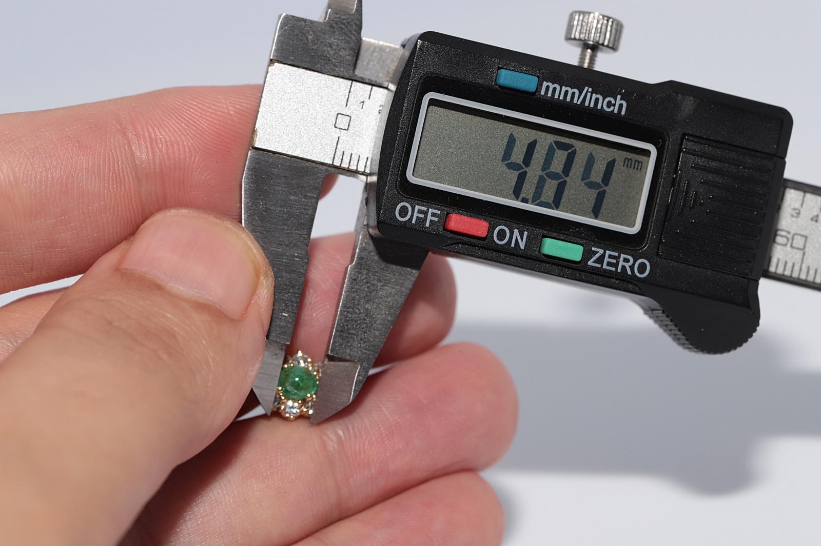 Vintage CIRCA 1990er 18k Gold Natürlicher Diamant und Smaragd Verzierter Ohrstecker im Angebot 5