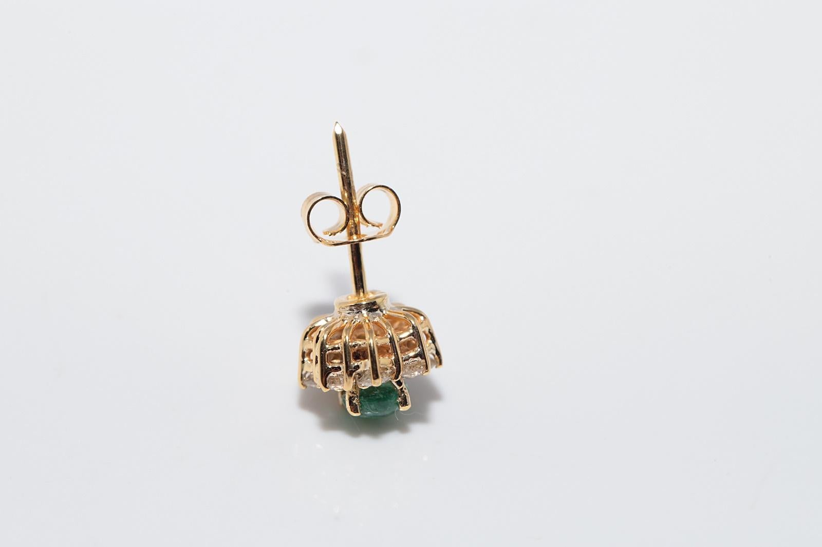 Vintage CIRCA 1990er 18k Gold Natürlicher Diamant und Smaragd Verzierter Ohrstecker im Angebot 7