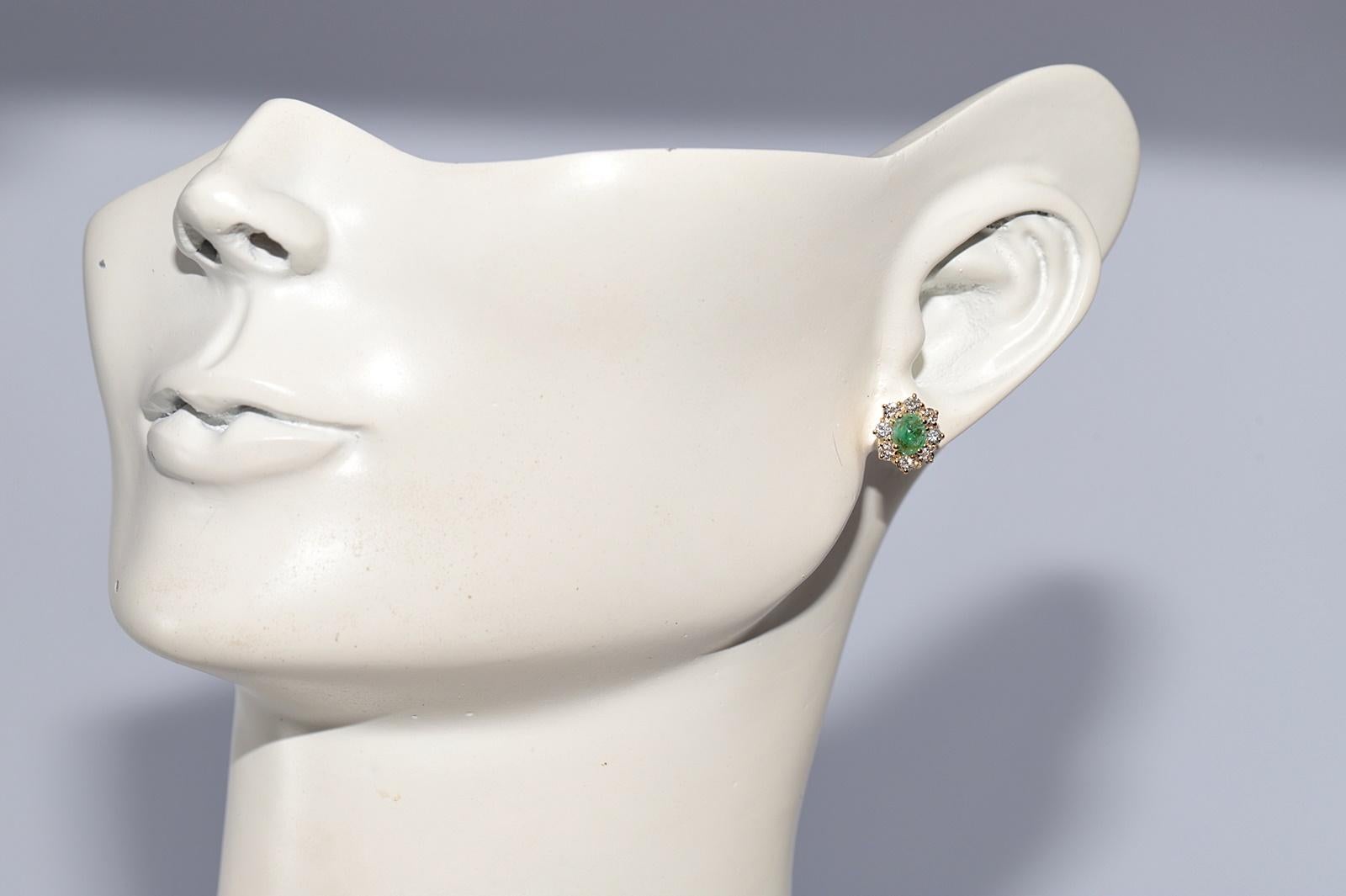Vintage CIRCA 1990er 18k Gold Natürlicher Diamant und Smaragd Verzierter Ohrstecker im Angebot 11