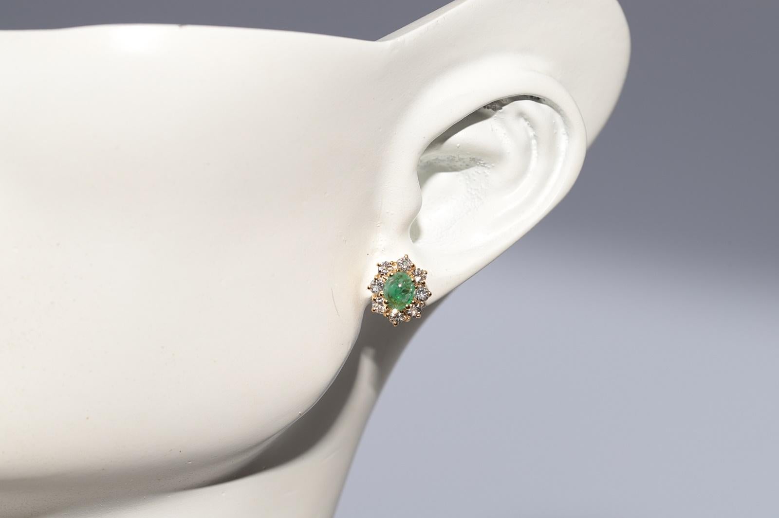 Vintage CIRCA 1990er 18k Gold Natürlicher Diamant und Smaragd Verzierter Ohrstecker im Angebot 12