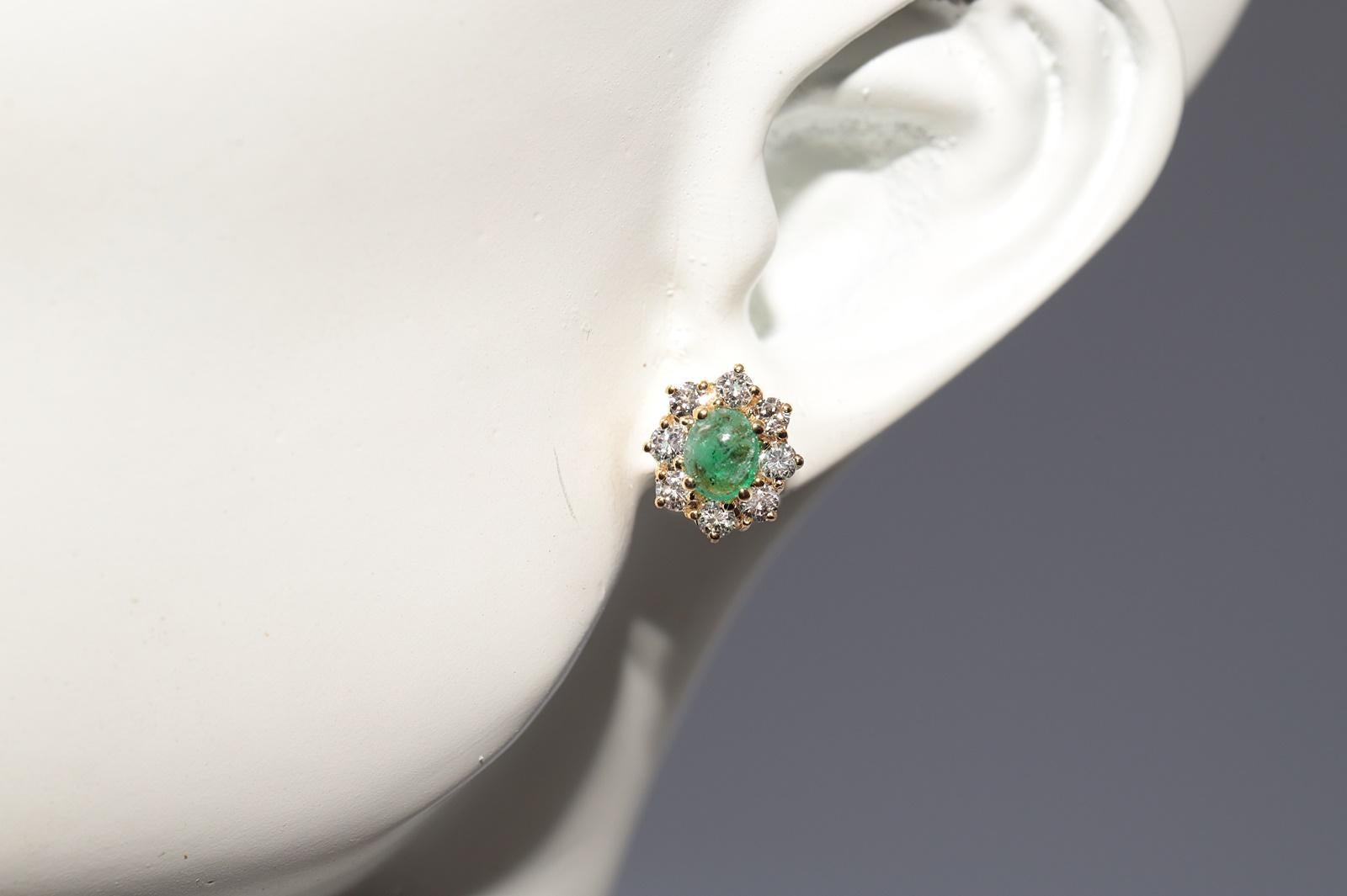 Vintage CIRCA 1990er 18k Gold Natürlicher Diamant und Smaragd Verzierter Ohrstecker im Angebot 13