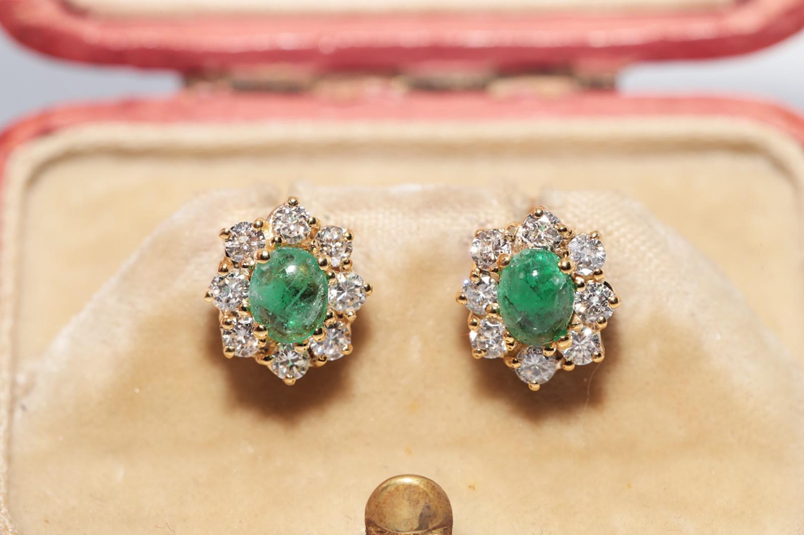 Vintage CIRCA 1990er 18k Gold Natürlicher Diamant und Smaragd Verzierter Ohrstecker (Kunsthandwerker*in) im Angebot