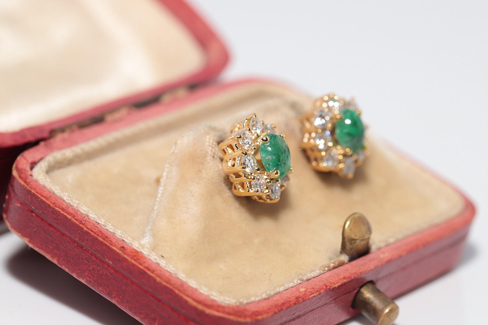 Vintage CIRCA 1990er 18k Gold Natürlicher Diamant und Smaragd Verzierter Ohrstecker (Brillantschliff) im Angebot