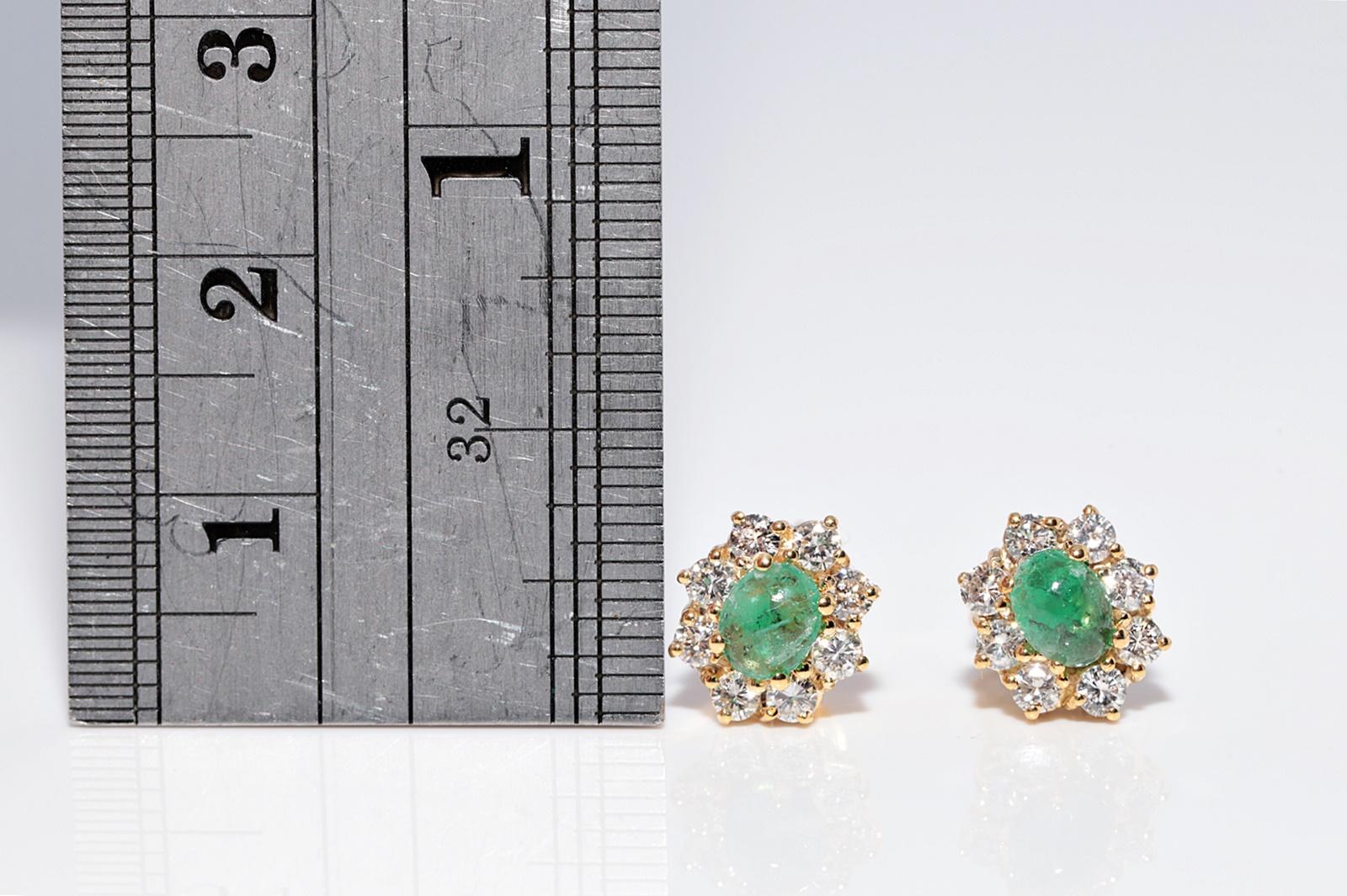 Vintage CIRCA 1990er 18k Gold Natürlicher Diamant und Smaragd Verzierter Ohrstecker Damen im Angebot