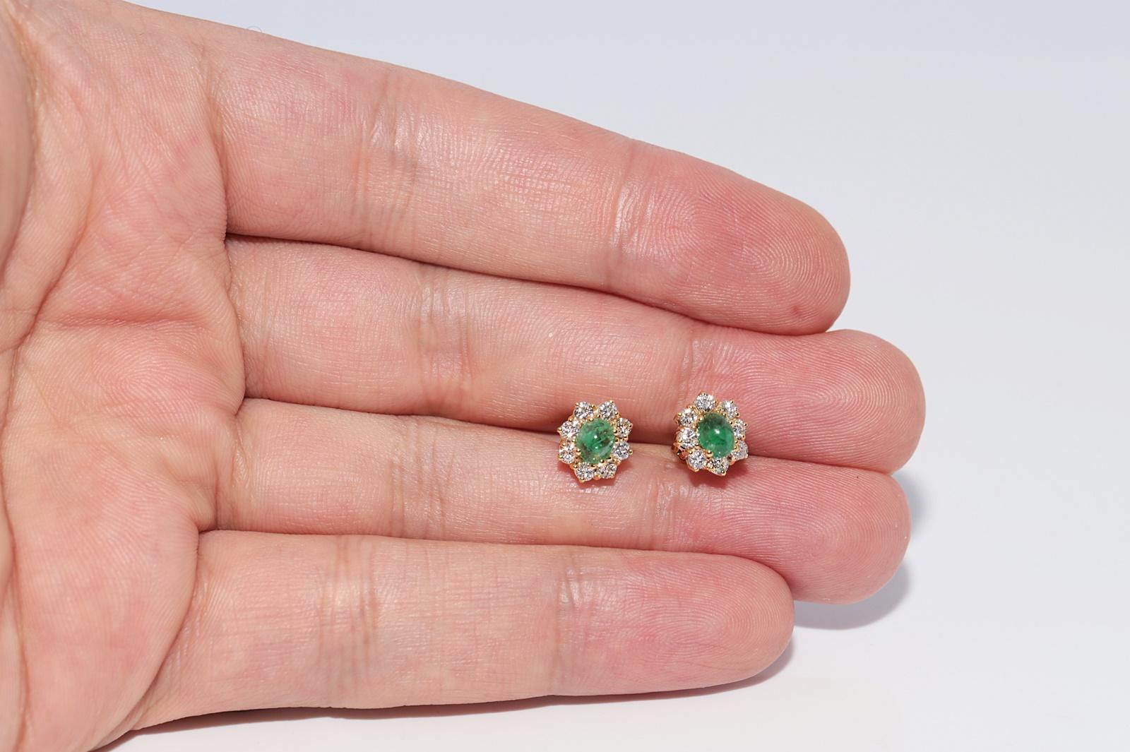 Vintage CIRCA 1990er 18k Gold Natürlicher Diamant und Smaragd Verzierter Ohrstecker im Angebot 3