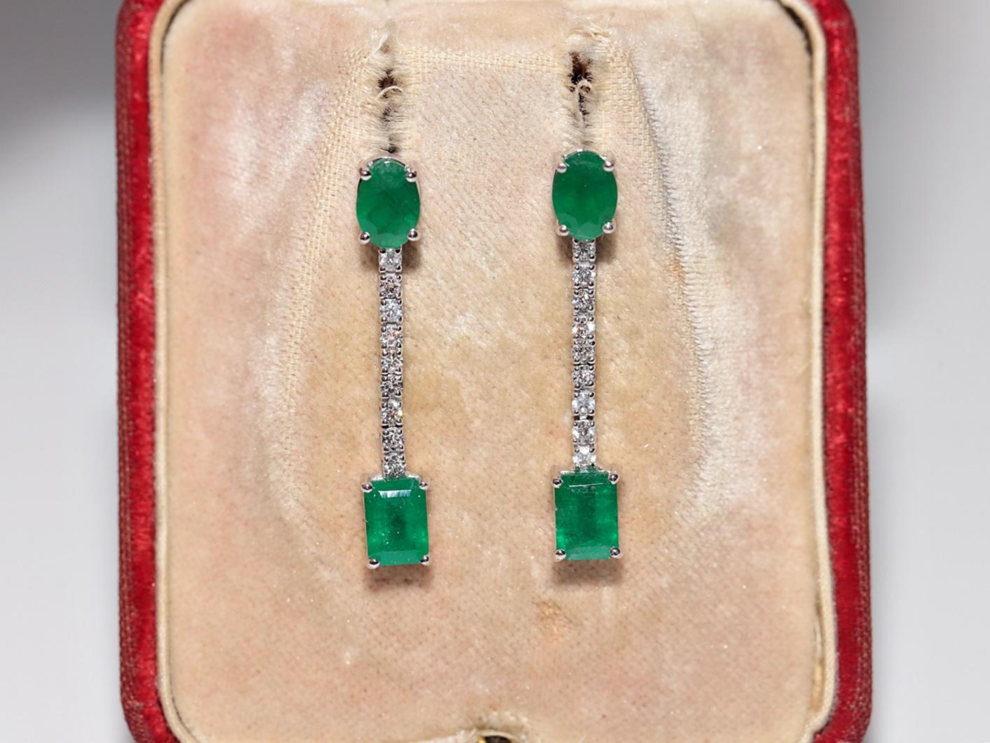In very good condition.
Total weight is 4.8 grams.
Totally is diamond 0.50 ct.
The diamond is has G-H color and vs clarity.
Totally is emerald 2.50 ct.
Box is not included.
Please contact for any questions.