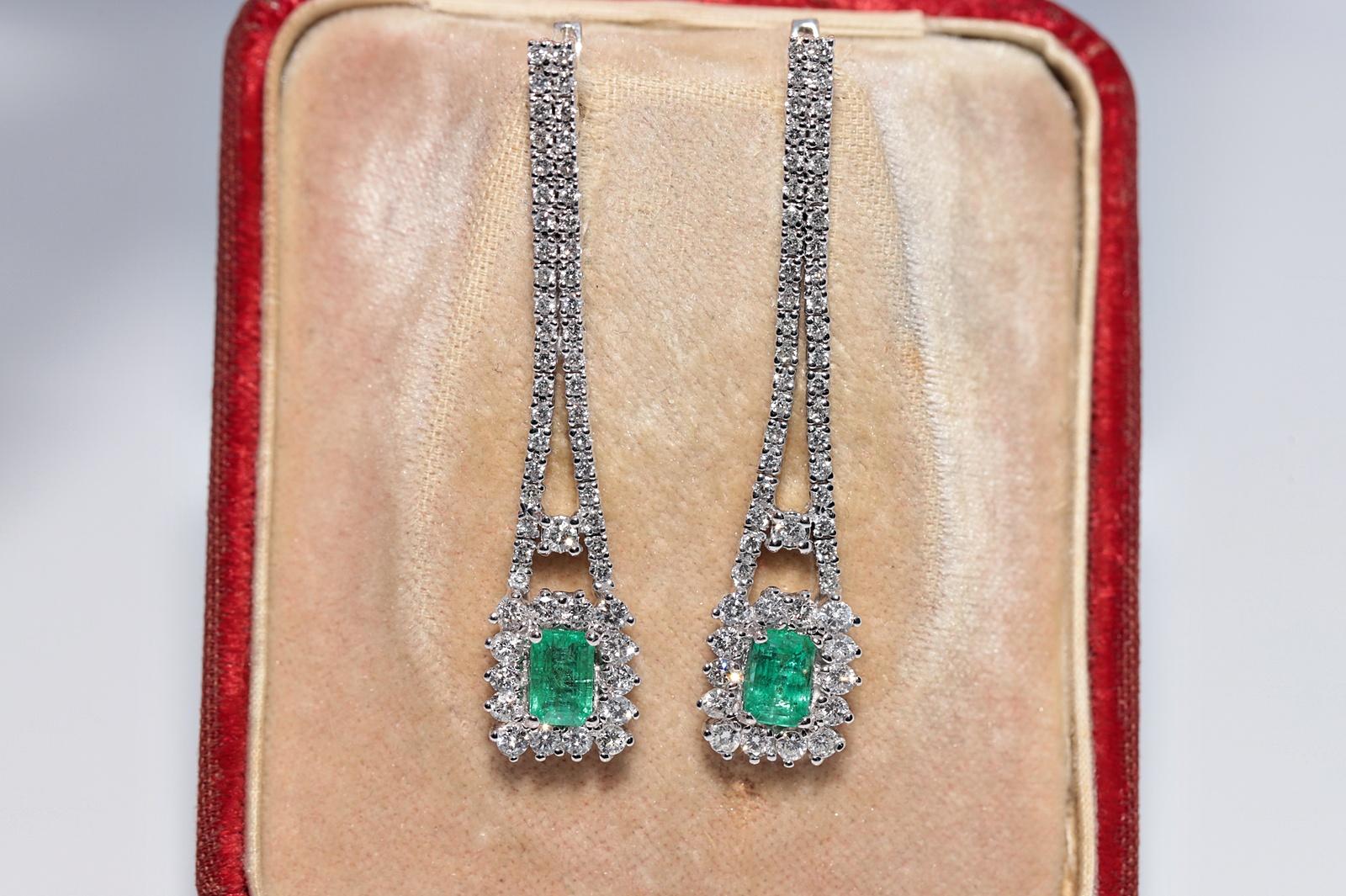 Vintage Circa 1990 Boucles d
oreilles pendantes en or 18k diamant naturel et émeraude