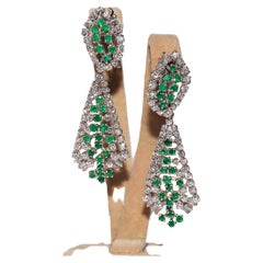Pendiente Fuerte Vintage Circa 1990s 18k Gold Natural Diamond And Emerald Drop