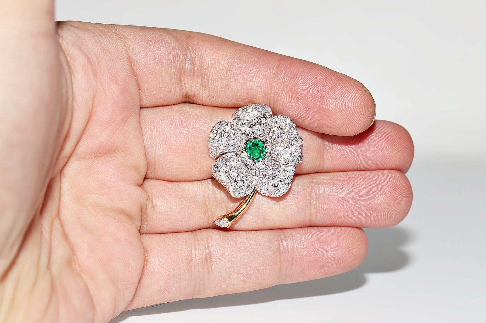 Vintage Circa 1990er Jahre 18k Gold natürlicher Diamant und Smaragd Blumenbrosche  im Angebot 4
