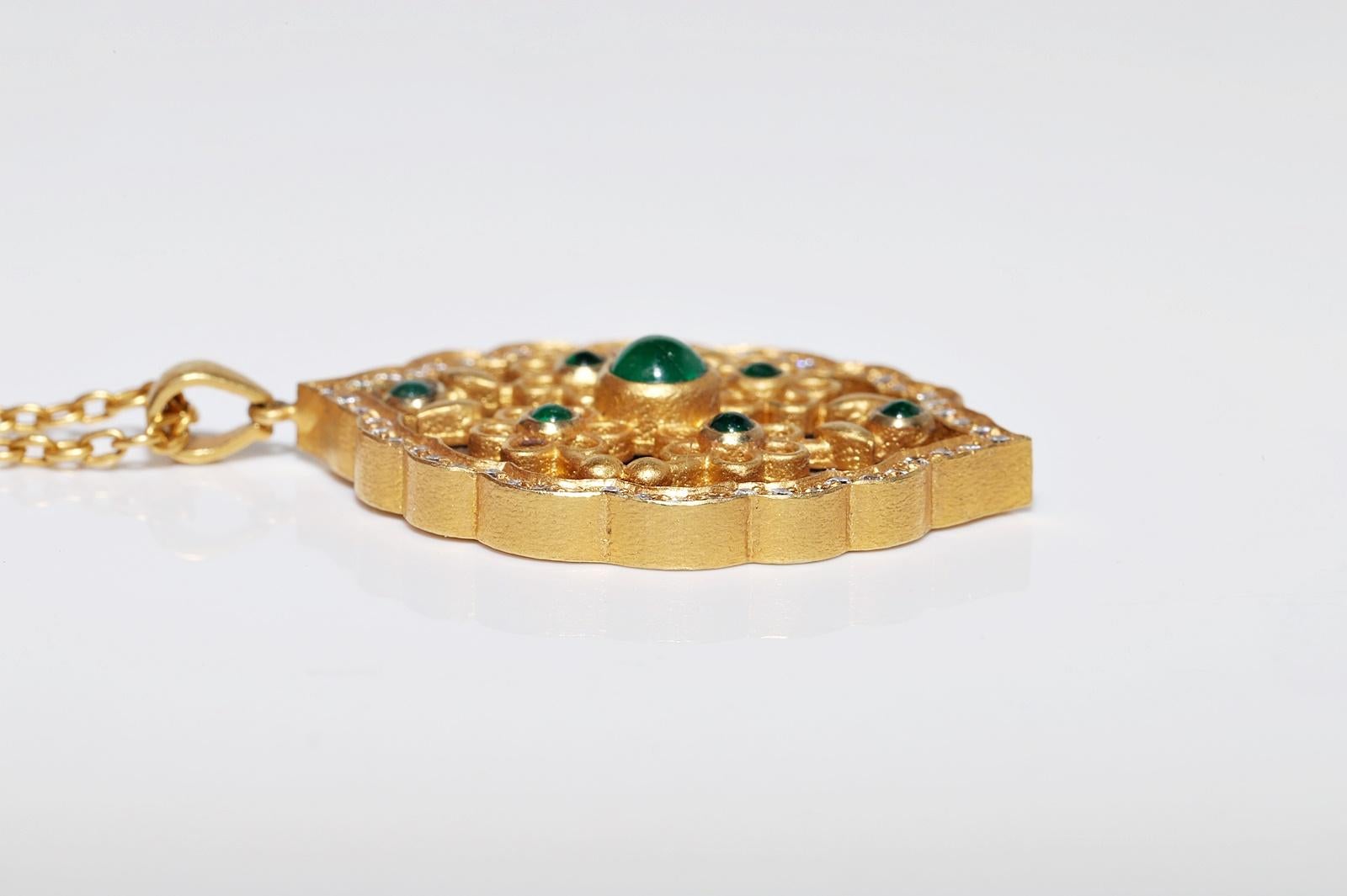 Vintage Circa 1990s 18k Gold Natural Diamond And  Emerald Pendant Necklace For Sale 4