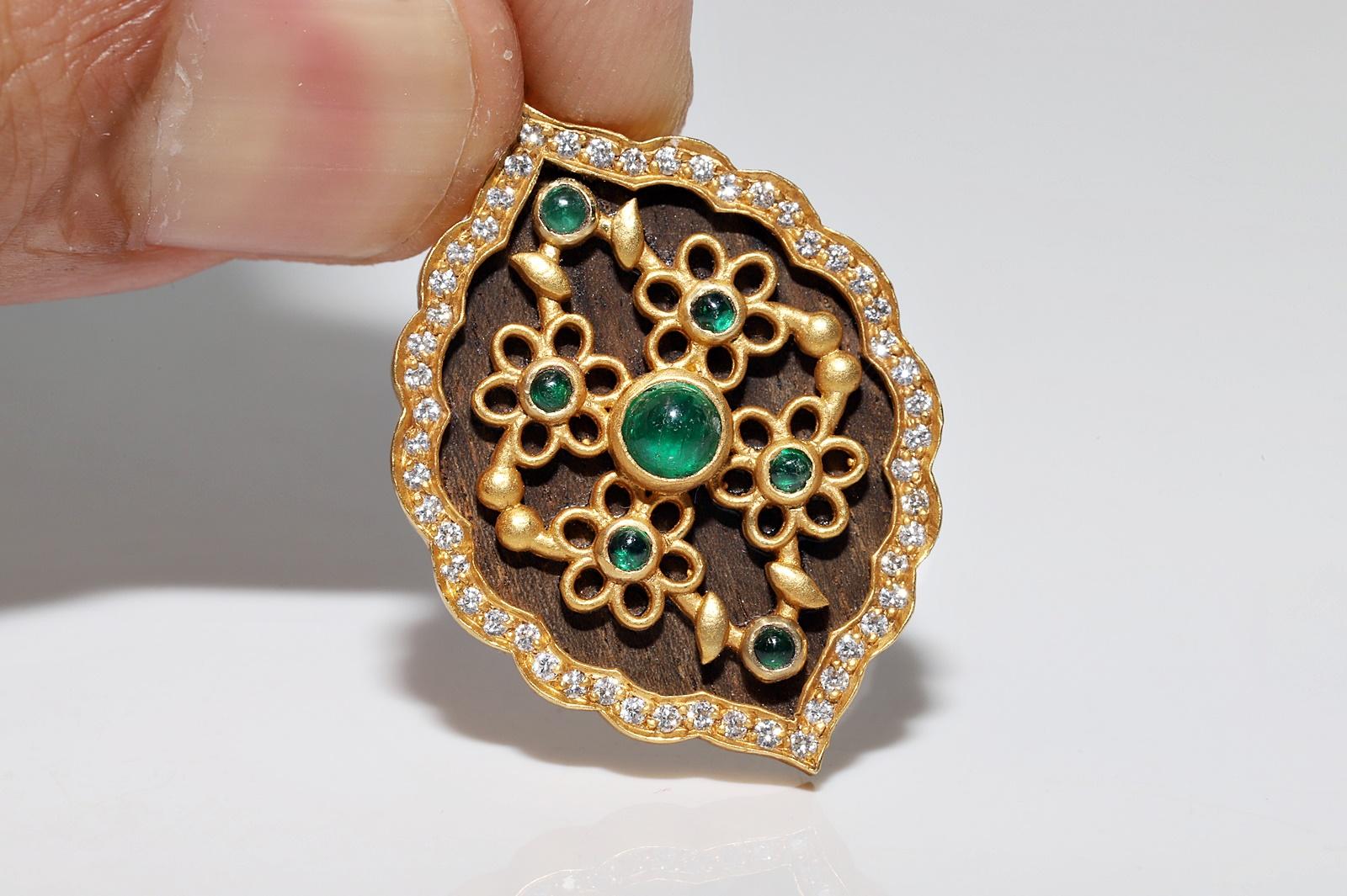 Vintage CIRCA 1990er Jahre 18k Gold Natürlicher Diamant und  Smaragd-Anhänger-Halskette im Angebot 10