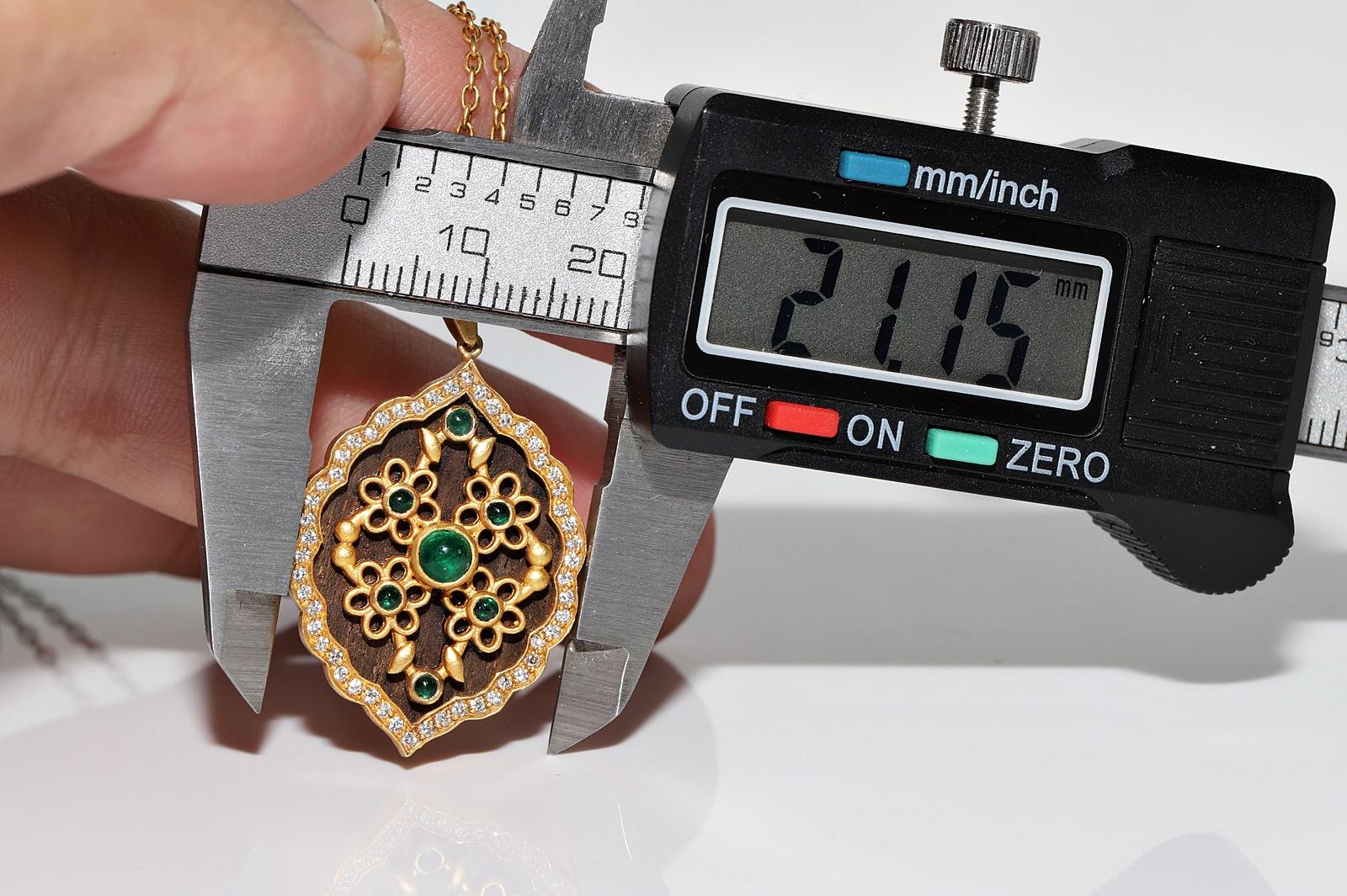 Vintage CIRCA 1990er Jahre 18k Gold Natürlicher Diamant und  Smaragd-Anhänger-Halskette im Angebot 12