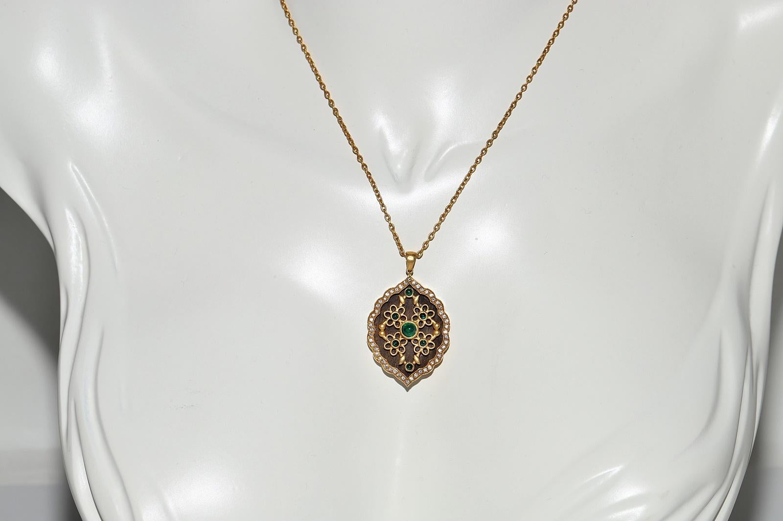 Retro Vintage Circa 1990s 18k Gold Natural Diamond And  Emerald Pendant Necklace For Sale