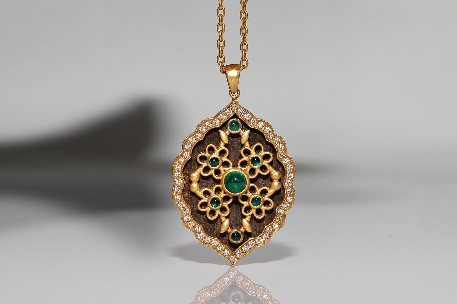 Vintage Circa 1990s 18k Gold Natural Diamond And  Emerald Pendant Necklace In Good Condition For Sale In Fatih/İstanbul, 34