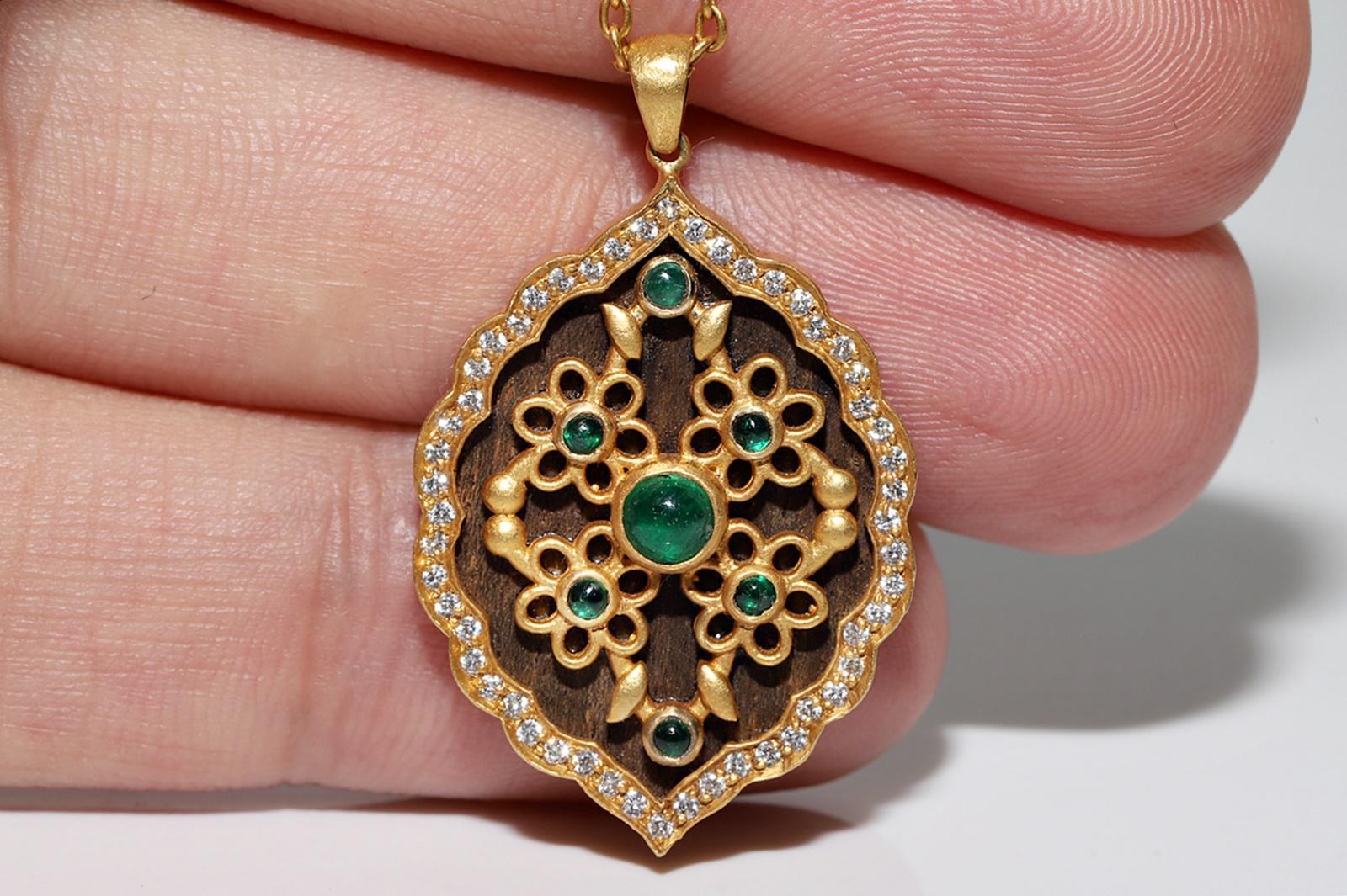 Women's Vintage Circa 1990s 18k Gold Natural Diamond And  Emerald Pendant Necklace For Sale