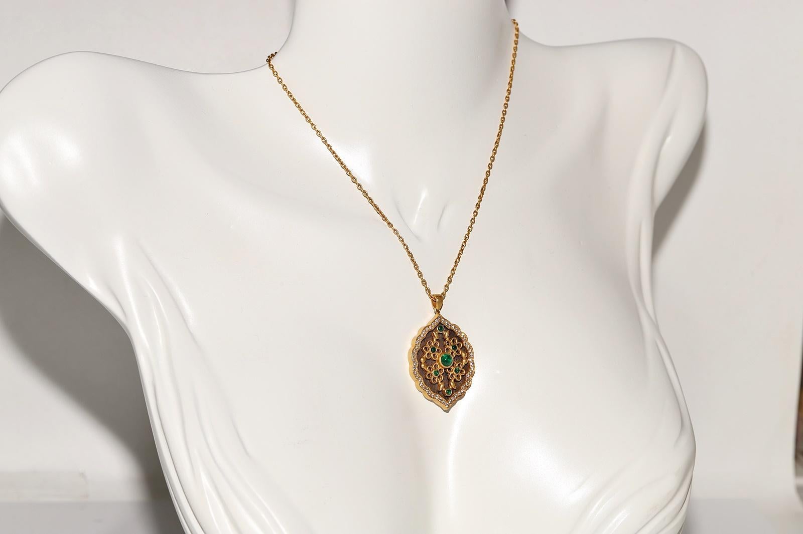 Vintage Circa 1990s 18k Gold Natural Diamond And  Emerald Pendant Necklace For Sale 1