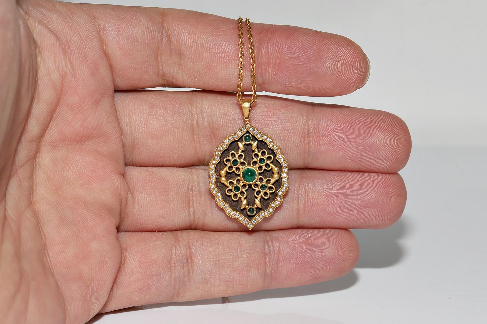 Vintage Circa 1990s 18k Gold Natural Diamond And  Emerald Pendant Necklace For Sale 2