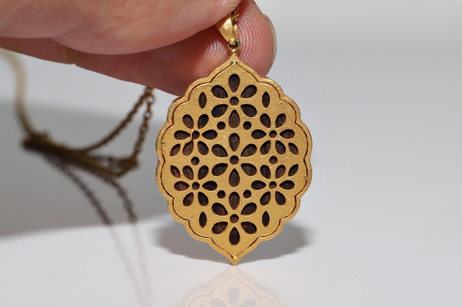 Vintage CIRCA 1990er Jahre 18k Gold Natürlicher Diamant und  Smaragd-Anhänger-Halskette im Angebot 3