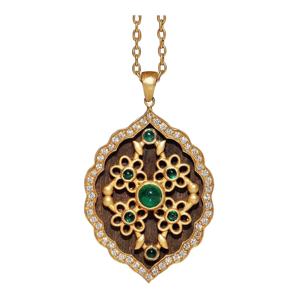 Vintage des années 1990 en or 18 carats avec diamants naturels Collier à pendentifs en émeraude