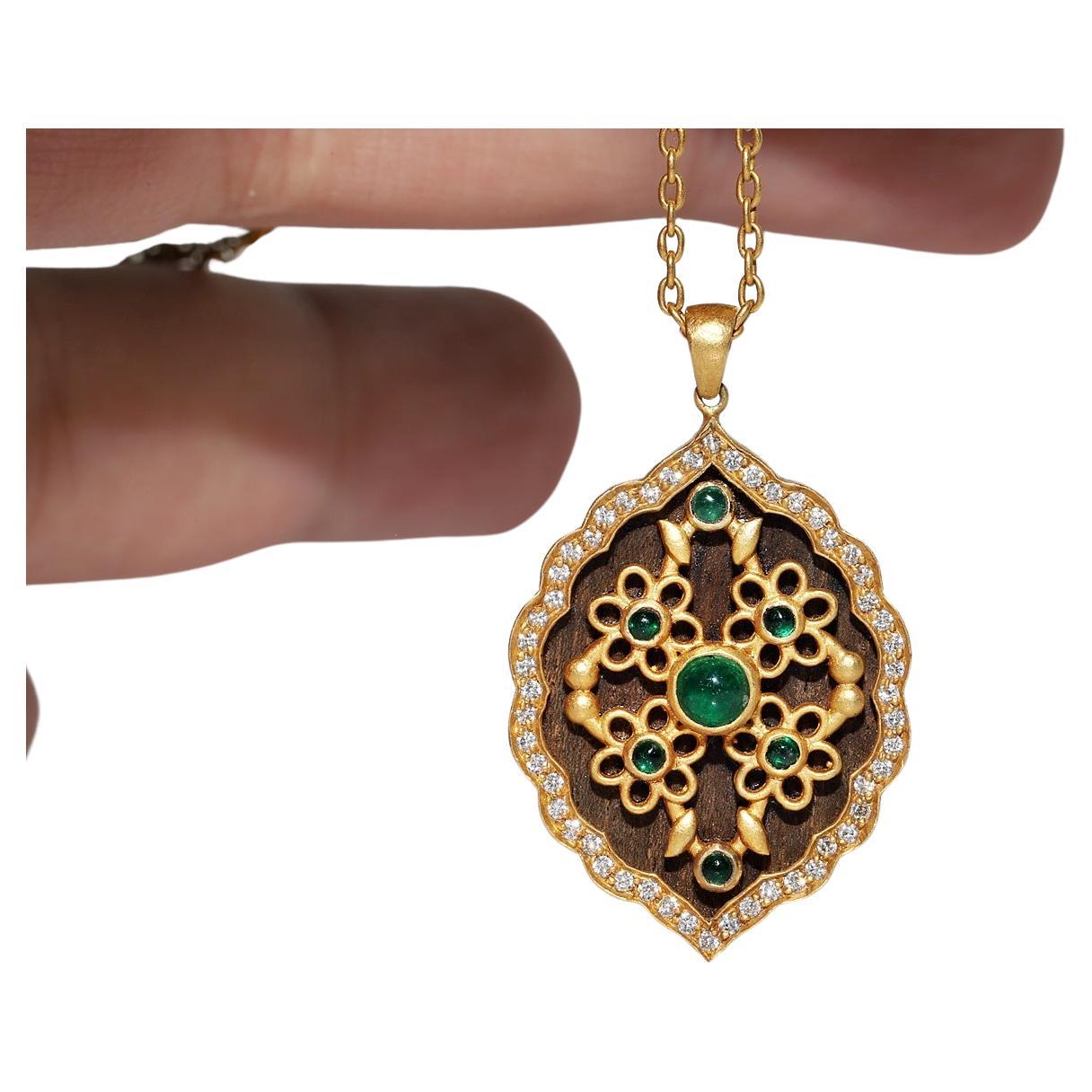 Vintage Circa 1990s 18k Gold Natural Diamond And  Emerald Pendant Necklace For Sale