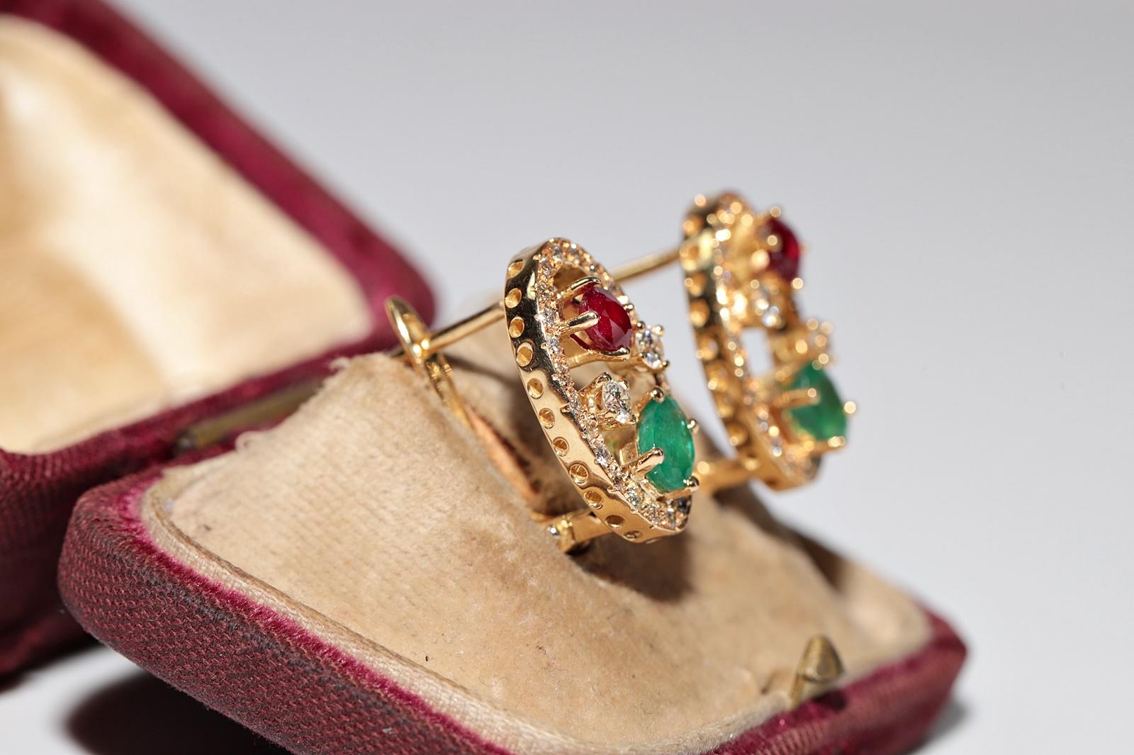 Vintage Circa 1990er Jahre 18k Gold natürlicher Diamant und Smaragd  Rubin-Ohrring (Brillantschliff) im Angebot