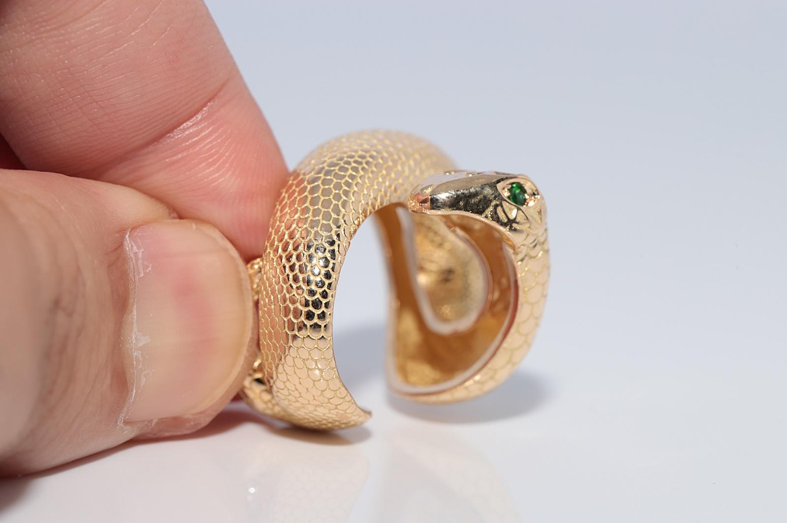 Vintage CIRCA 1990s 18k Gold Natürlicher Diamant und Smaragd Schlange Starker Ring im Angebot 4