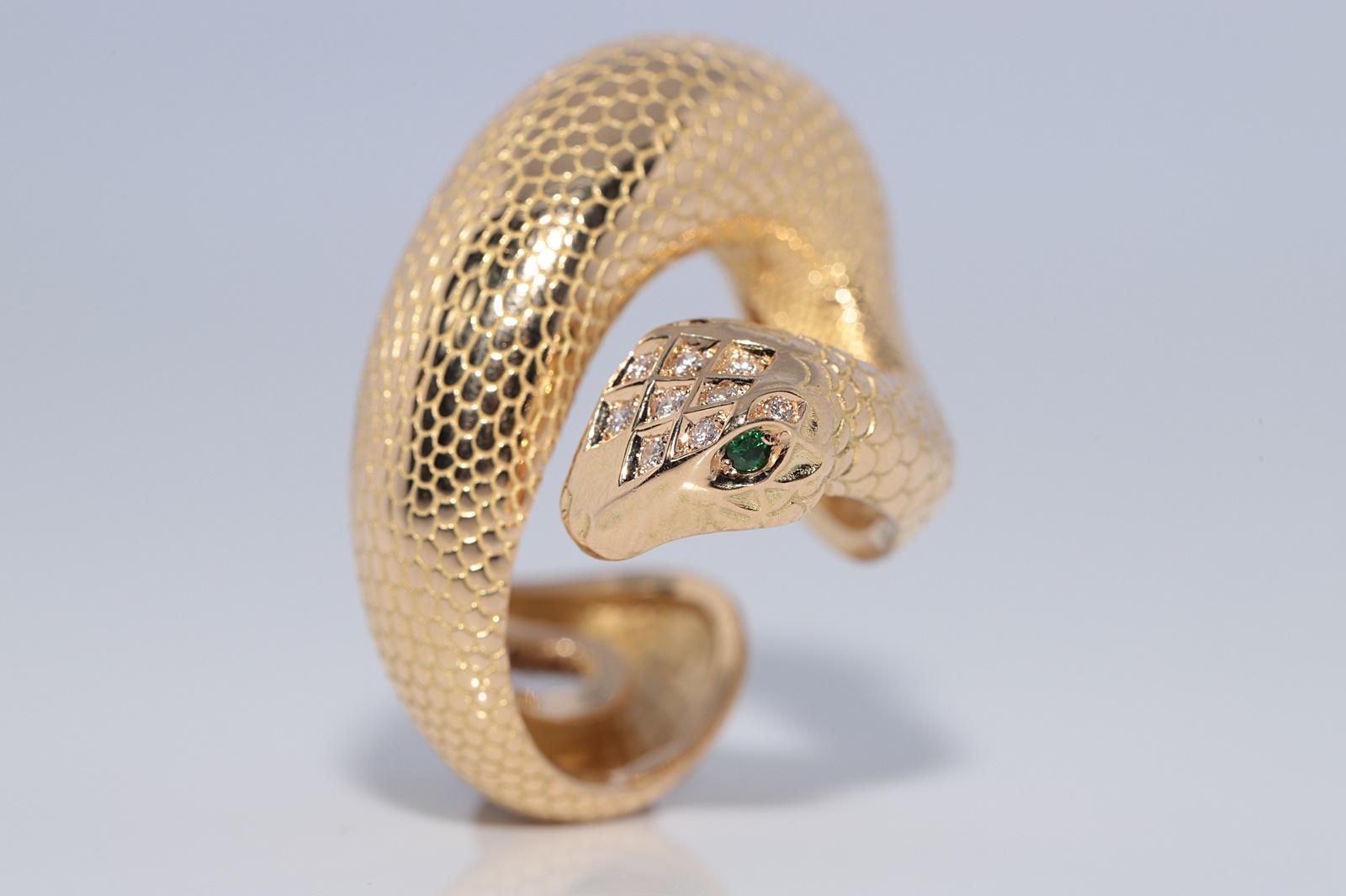 Vintage CIRCA 1990s 18k Gold Natürlicher Diamant und Smaragd Schlange Starker Ring im Angebot 7