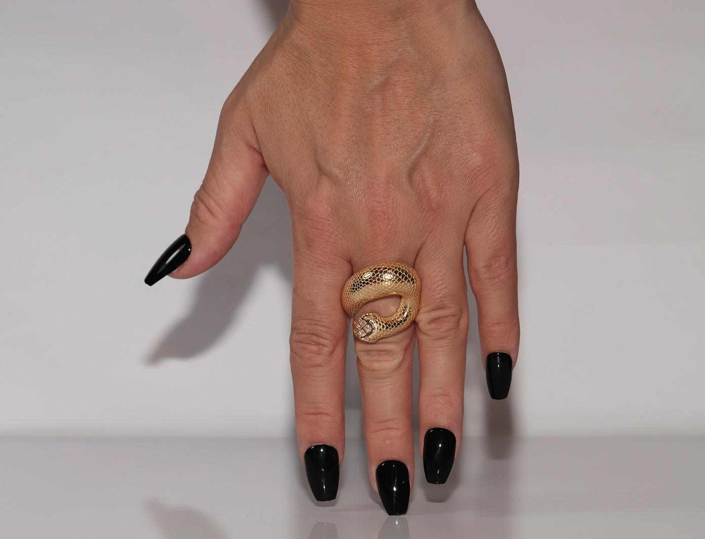 Vintage CIRCA 1990s 18k Gold Natürlicher Diamant und Smaragd Schlange Starker Ring im Angebot 10