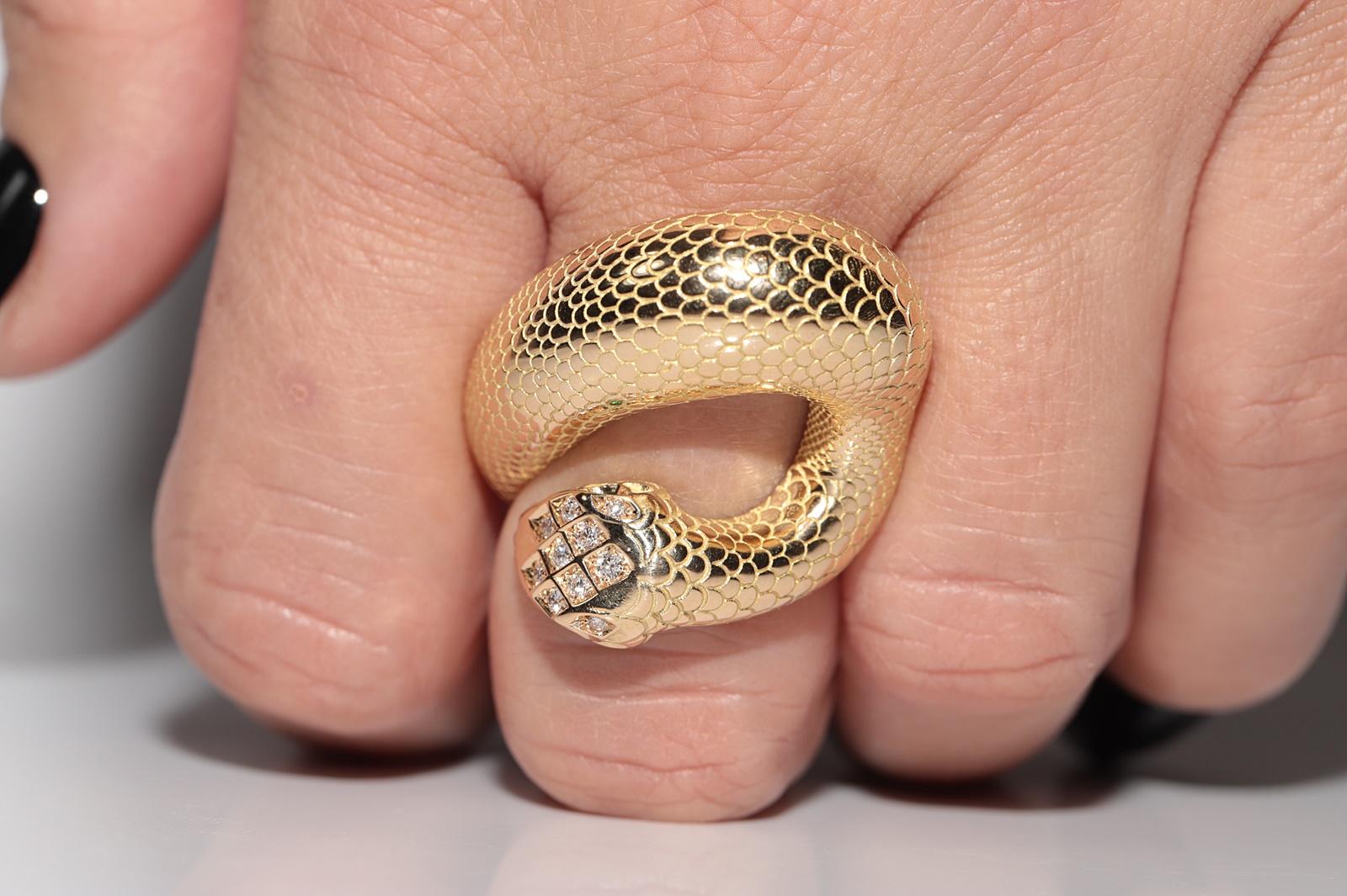 Vintage CIRCA 1990s 18k Gold Natürlicher Diamant und Smaragd Schlange Starker Ring im Angebot 12