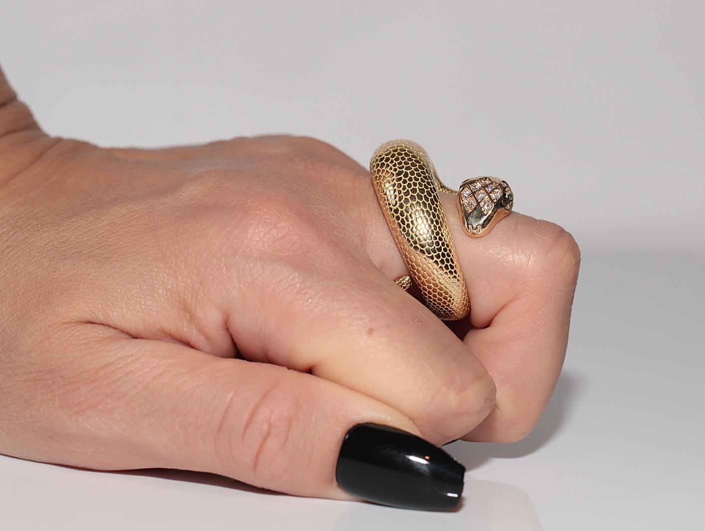 Vintage CIRCA 1990s 18k Gold Natürlicher Diamant und Smaragd Schlange Starker Ring im Angebot 13
