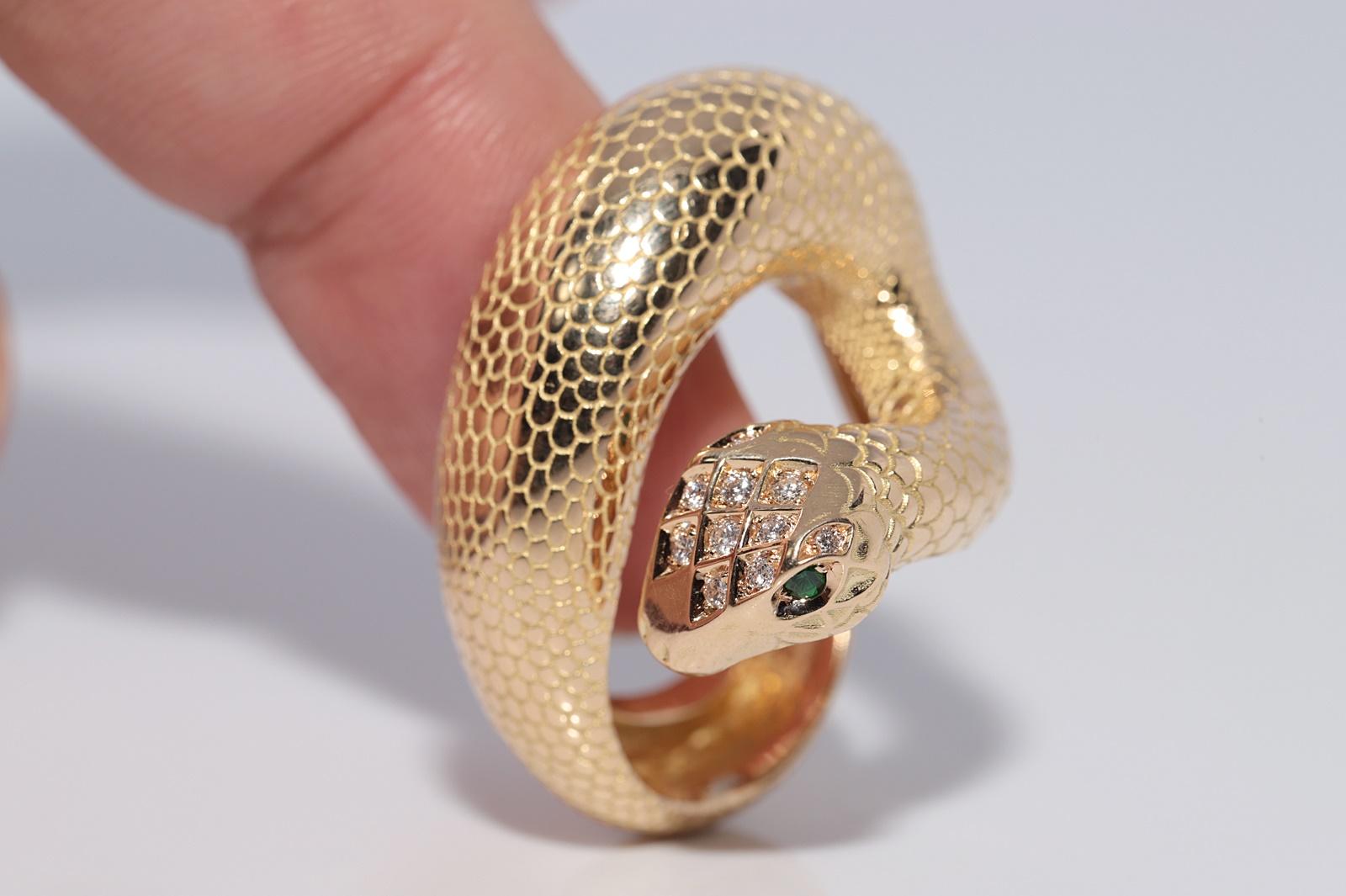 In sehr gutem Zustand.
Das Gesamtgewicht beträgt 17.8 Gramm.
Insgesamt ist Diamant 0,16 ct.
Der Diamant hat die Farbe E und die Reinheit vvs1.
Insgesamt ist Smaragd 0,08 ct.
Ringgröße ist US 7.25
Bitte kontaktieren Sie uns bei Fragen.