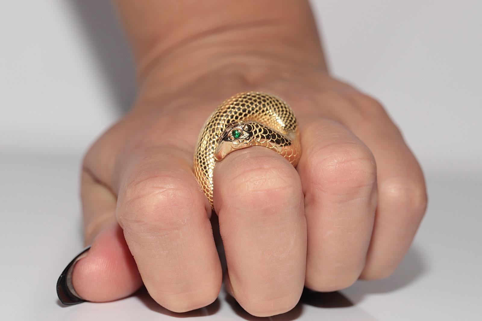 Vintage CIRCA 1990s 18k Gold Natürlicher Diamant und Smaragd Schlange Starker Ring im Angebot 14
