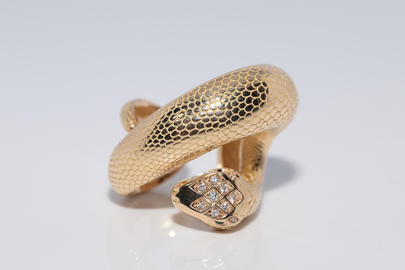 Vintage CIRCA 1990s 18k Gold Natürlicher Diamant und Smaragd Schlange Starker Ring (Kunsthandwerker*in) im Angebot