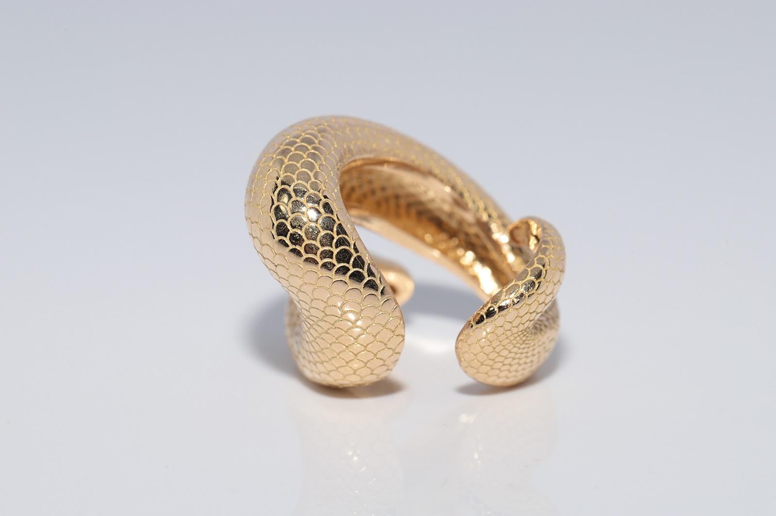 Vintage CIRCA 1990s 18k Gold Natürlicher Diamant und Smaragd Schlange Starker Ring (Brillantschliff) im Angebot