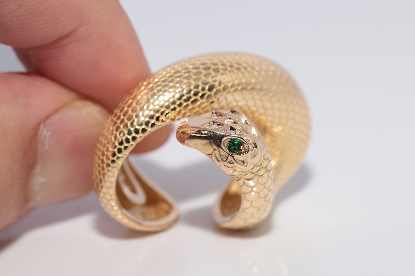 Vintage CIRCA 1990s 18k Gold Natürlicher Diamant und Smaragd Schlange Starker Ring Damen im Angebot