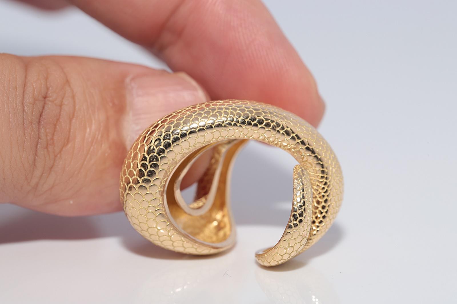 Vintage CIRCA 1990s 18k Gold Natürlicher Diamant und Smaragd Schlange Starker Ring im Angebot 1