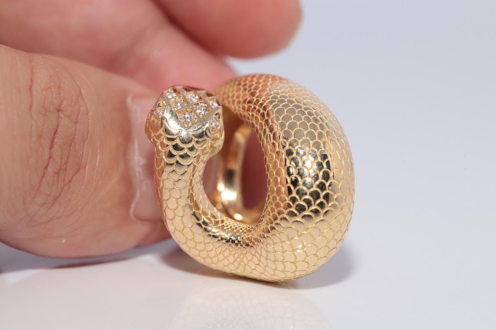 Vintage CIRCA 1990s 18k Gold Natürlicher Diamant und Smaragd Schlange Starker Ring im Angebot 3