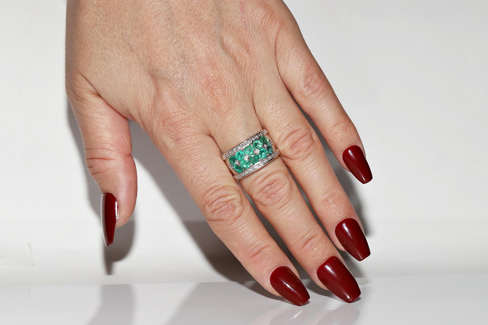 En très bon état.
Le poids total est de 11,6 grammes.
Au total, un diamant de 0,20 ct.
Le diamant est de couleur G-H et de pureté vvs-vs.
Totalement en émeraude 1.80 ct.
La taille de la bague est de 7,5 US (nous pouvons fabriquer n'importe quelle