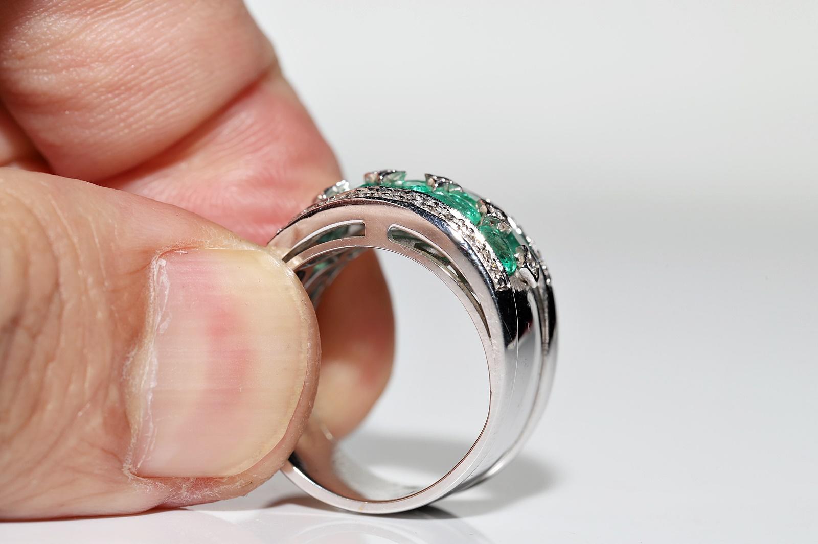 Vintage Circa 1990er Jahre 18k Gold natürlicher Diamant und Smaragd  Starker Ring im Angebot 2