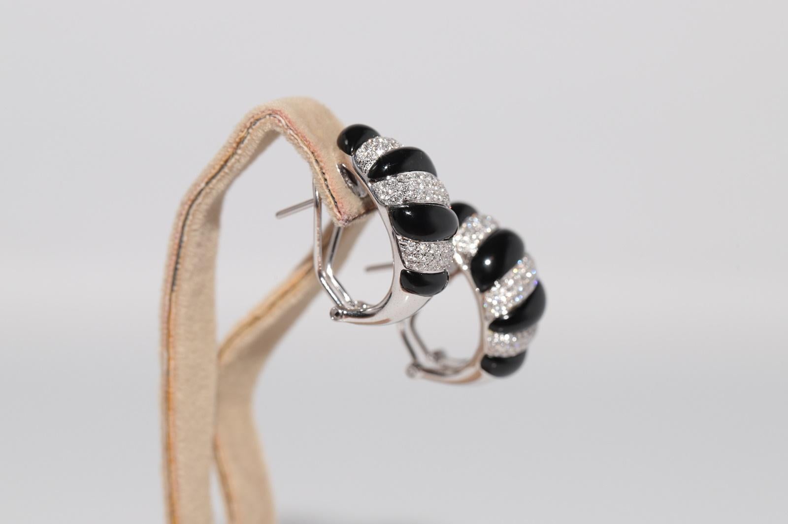 Vintage CIRCA 1990er Jahre 18k Gold Natürlicher Diamant und Onyx Dekorierter Ohrring (Brillantschliff) im Angebot