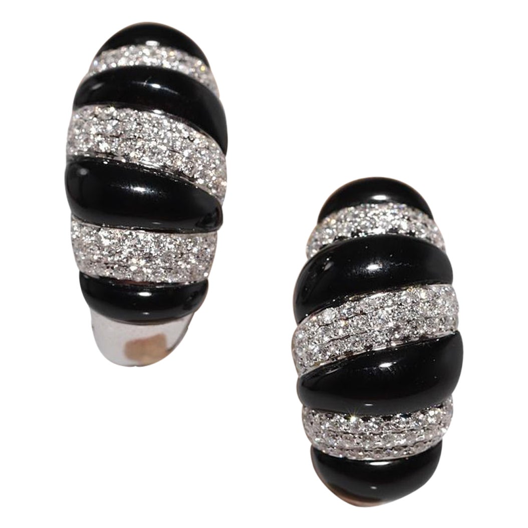 Orecchino decorato in oro 18k con diamanti naturali e onice, vintage, anni
90 circa.