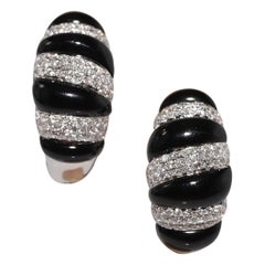 Orecchino decorato in oro 18k con diamanti naturali e onice, vintage, anni 
90 circa.