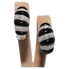 Vintage Circa 1990 Boucle d'oreille en or 18k ornée de diamants naturels et d'onyx
