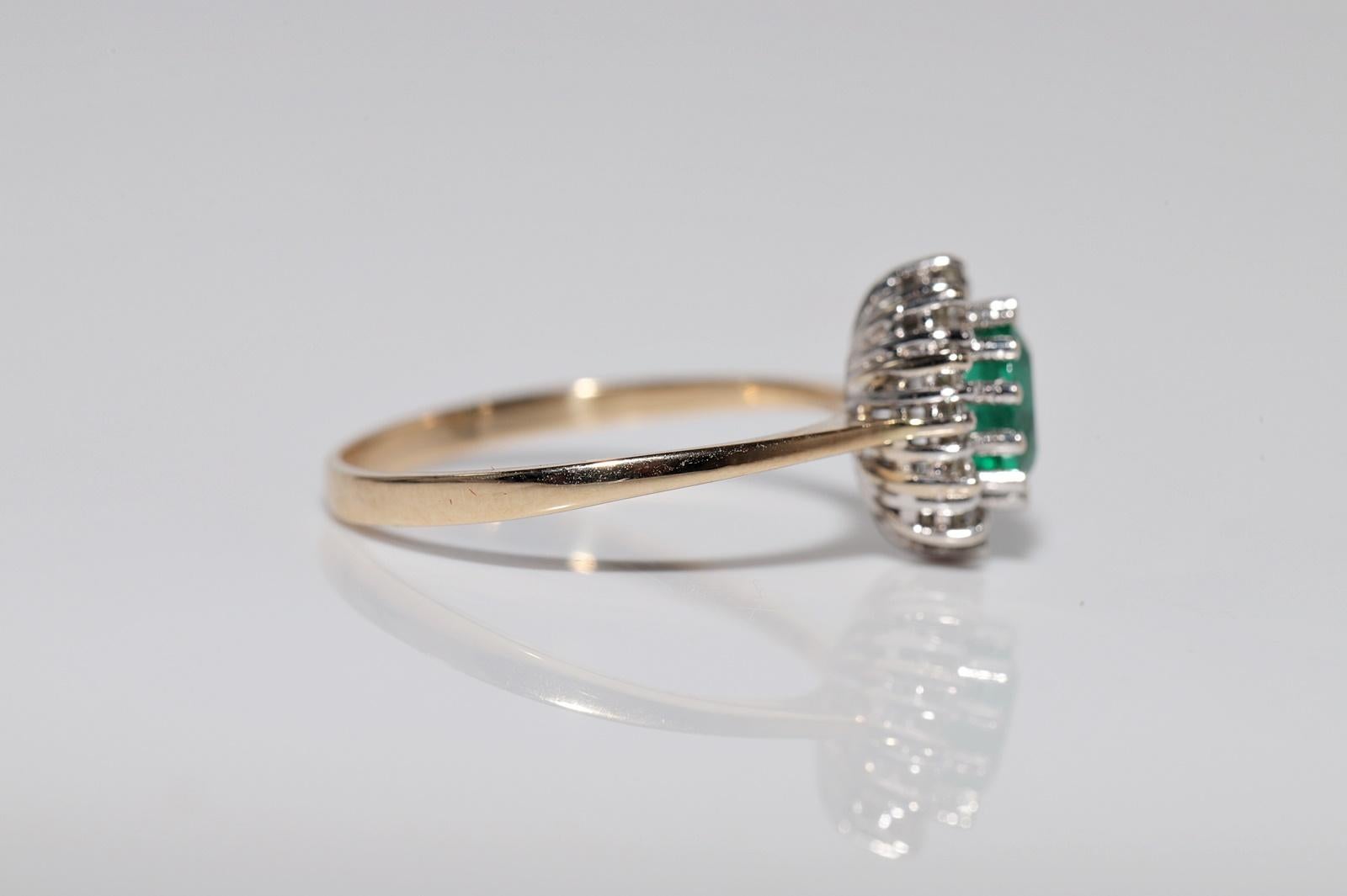 Vintage CIRCA 1990er Jahre 18k Gold Natürlicher Diamant und Ovalschliff Smaragd Hübscher Ring im Angebot 4