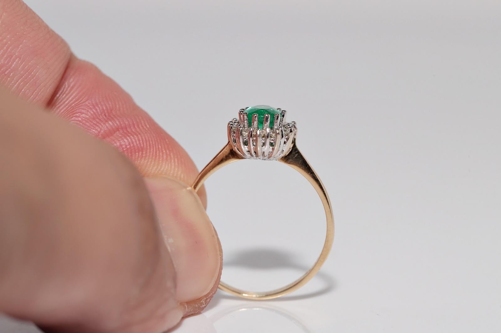 Vintage CIRCA 1990er Jahre 18k Gold Natürlicher Diamant und Ovalschliff Smaragd Hübscher Ring im Angebot 5