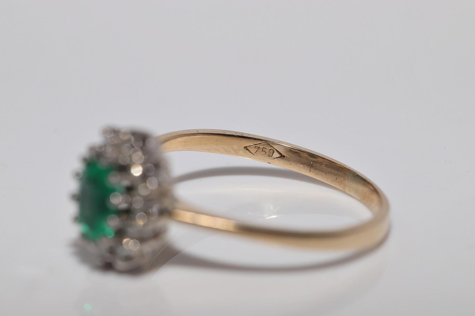 Vintage CIRCA 1990er Jahre 18k Gold Natürlicher Diamant und Ovalschliff Smaragd Hübscher Ring im Angebot 8