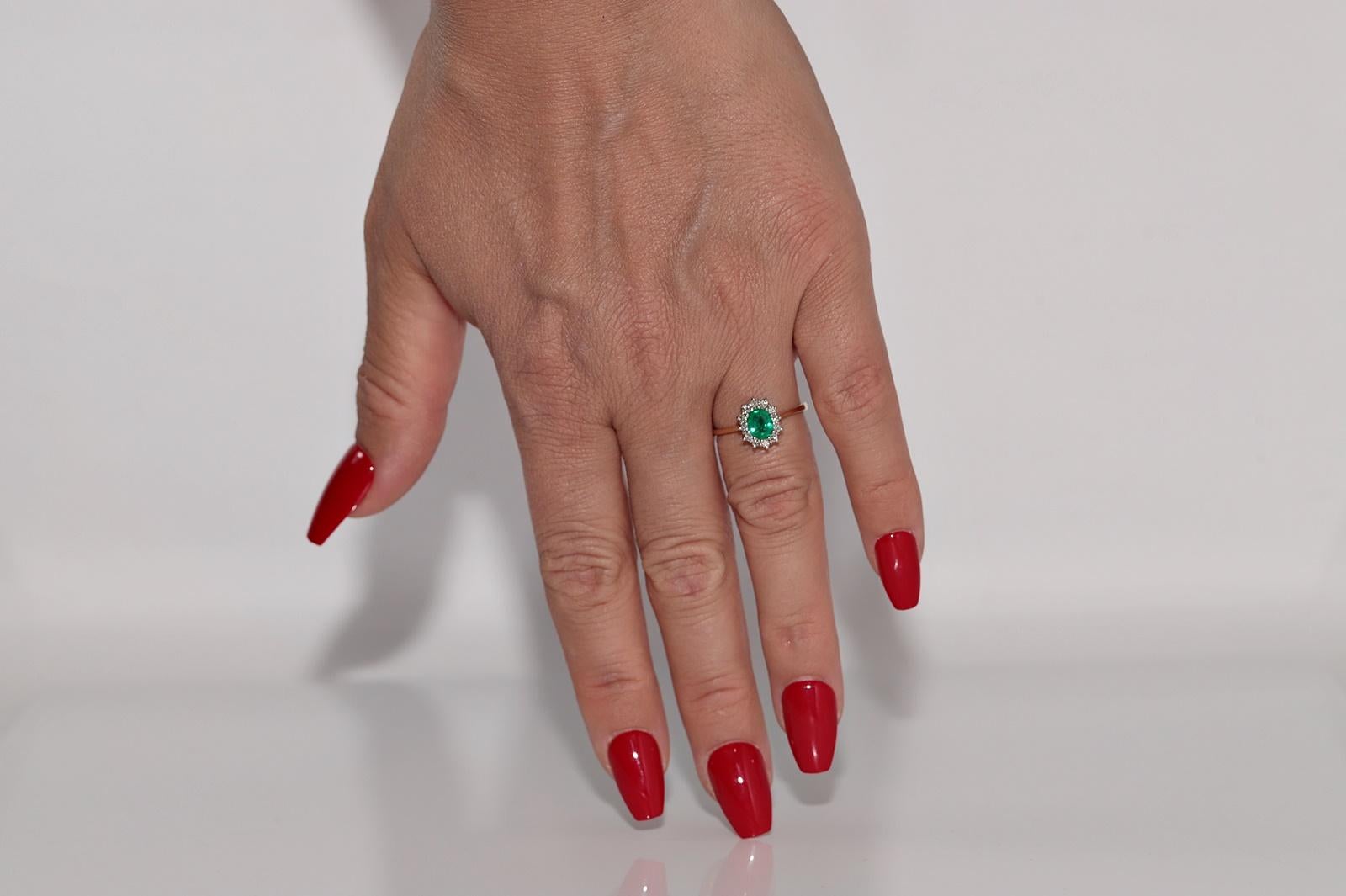 In sehr gutem Zustand.
Das Gesamtgewicht beträgt 2.5 Gramm.
Insgesamt ist Diamant 0,24 ct.
Der Diamant hat die Farbe G und die Reinheit vvs1-vs1.
Insgesamt ist Smaragd 0,45 ct.
Ringgröße ist US 6.75
Wir können jede Größe herstellen.
Die Schachtel