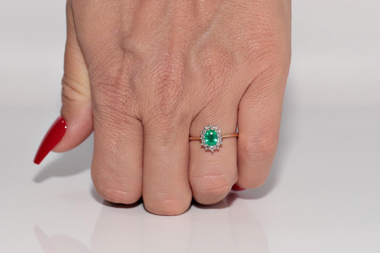 Vintage CIRCA 1990er Jahre 18k Gold Natürlicher Diamant und Ovalschliff Smaragd Hübscher Ring (Kunsthandwerker*in) im Angebot