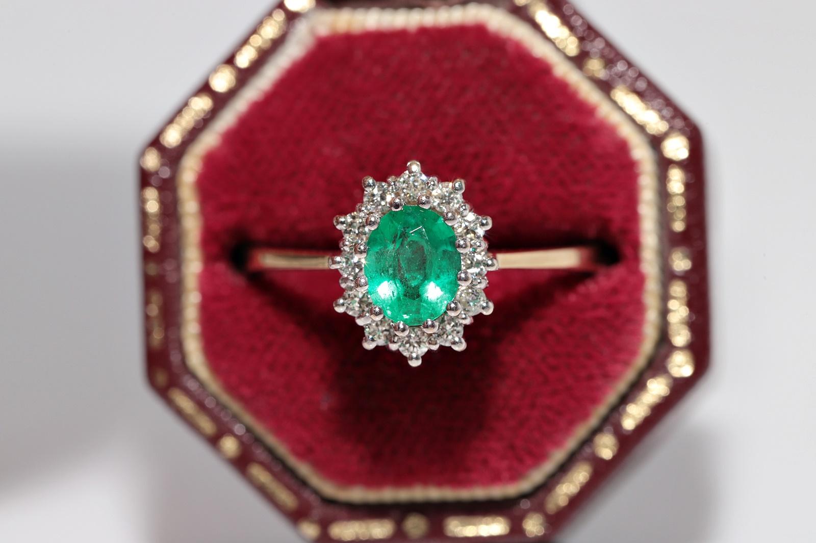 Vintage CIRCA 1990er Jahre 18k Gold Natürlicher Diamant und Ovalschliff Smaragd Hübscher Ring Damen im Angebot